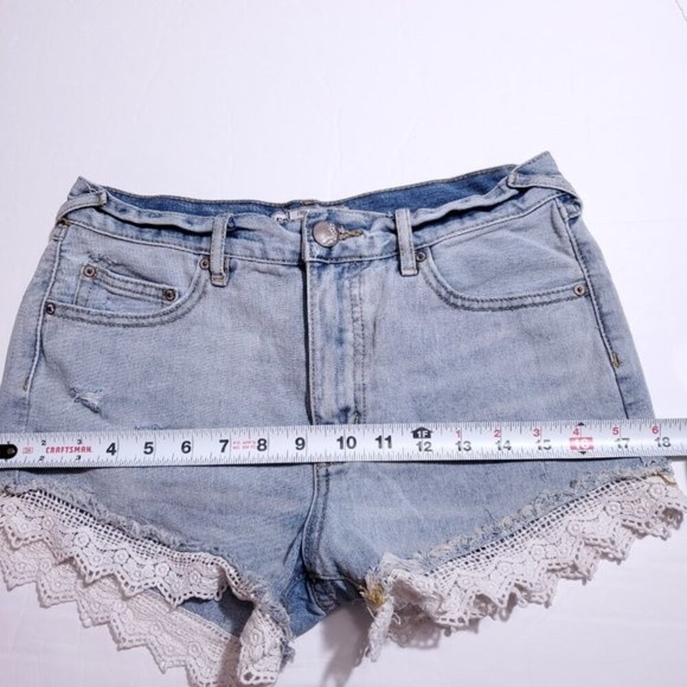 Free People Distressed Lace Hem Mini Denim Shorts Light Wash Size 26 Boho Summer - Picture 10 of 12